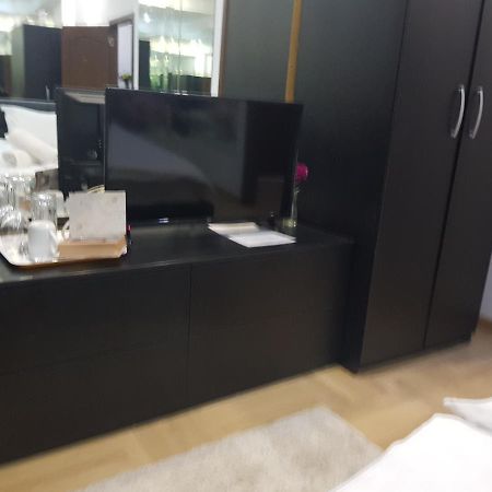 Mirrors Room Mega Mall National Arena Bukarest Exteriör bild